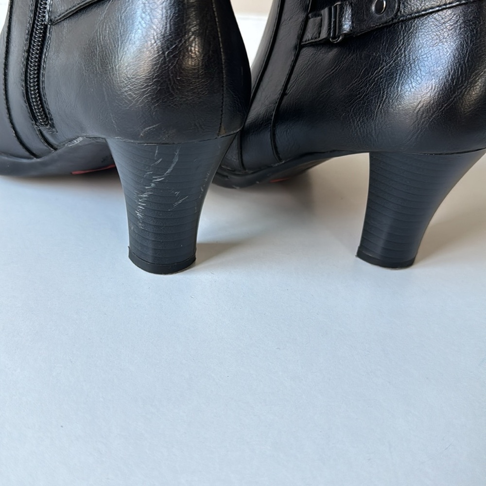Aerosoles black boots with zipper closure. - Picture 12 of 12